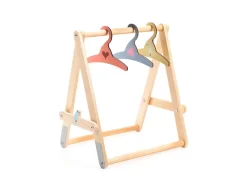 Djeco DJ07861 - Pomea - Le Rangement - Portant Vêtements, 3 Cintres